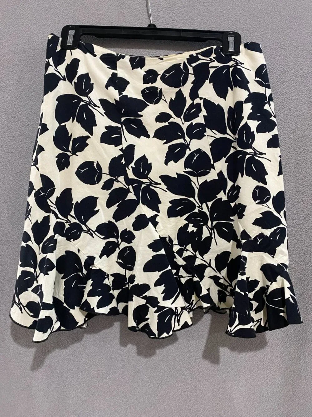 White House Black Market Black White Floral Skirt Size 2 Ruffle Hem A-Line - Picture 2 of 5